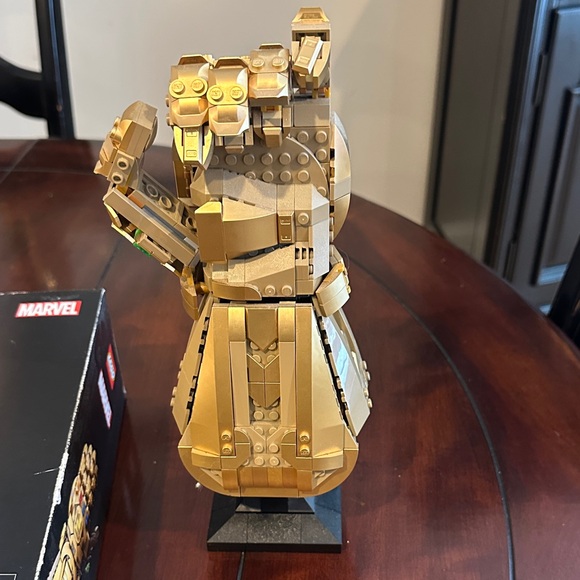 LEGO Infinity Saga Gauntlet with Colorful Stones - Picture 6 of 14